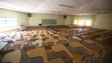 Docentes de la facultad del Comahue en  Roca realizan un paro de 24 horas. Foto archivo: Juan Thomes