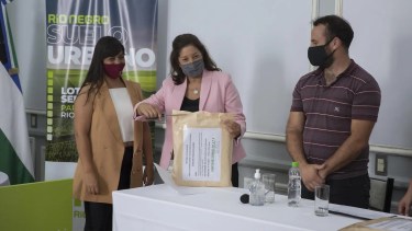 La intendente de Valcheta, Yamila Direne (UCR), acompañó a la gobernadora Arabela Carreras en el acto de apertura de sobres. Foto: Gobierno Río Negro.