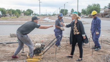 Construyen veredas accesibles en espacios públicos, en Roca