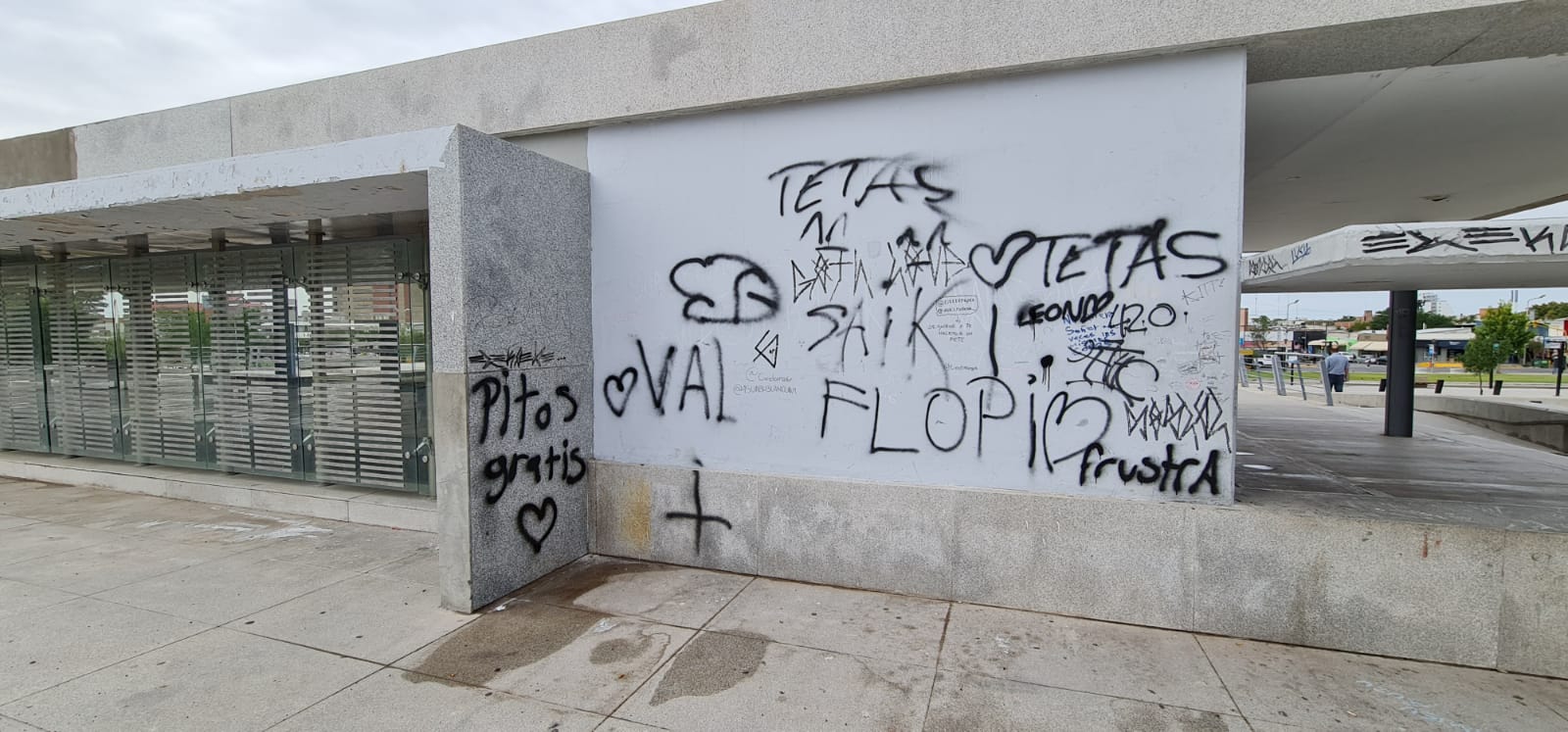 El lugar se encuentra invadido por grafitis. Foto: Gentileza