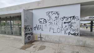 Veteranos de Malvinas expresaron su indignación cuando vieron el estado del Cenotafio