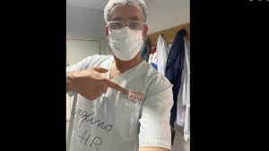 Un cirujano de Comodoro Rivadavia operó con un ambo de carnicero y hubo indignación
