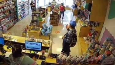 Mecheros robaron en pocos segundos 4o mil pesos en un comercio de Neuquén. Foto: Captura video