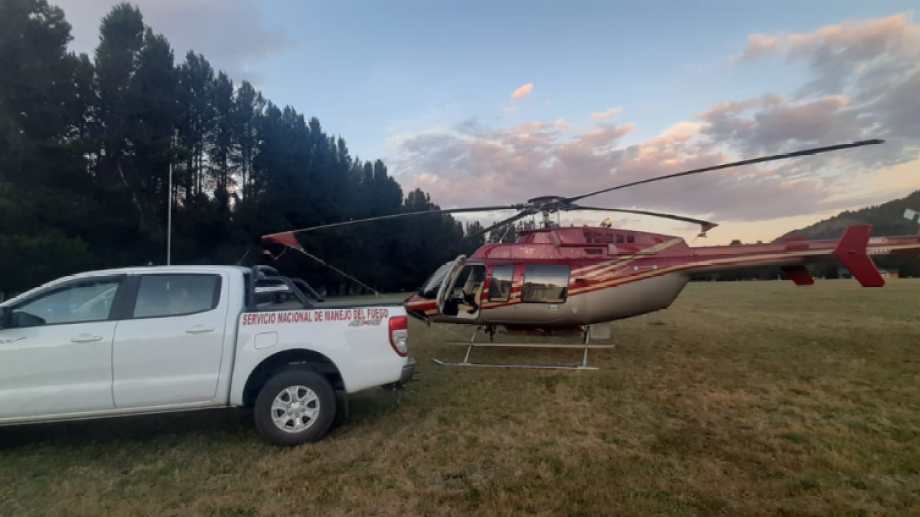 Dos helicópteros y dos aviones hidrantes se desplegaron en San Martín y Bariloche. Foto: Gentileza