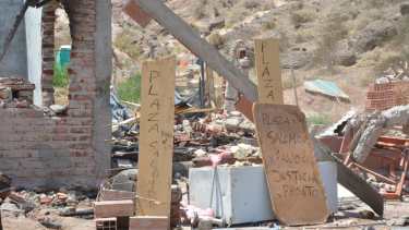 Algunos carteles refieren a una plaza en la casa donde vivía el niño. Hay vecinos que piden un destacamento o una salita de Salud. (Yamil Regules).-