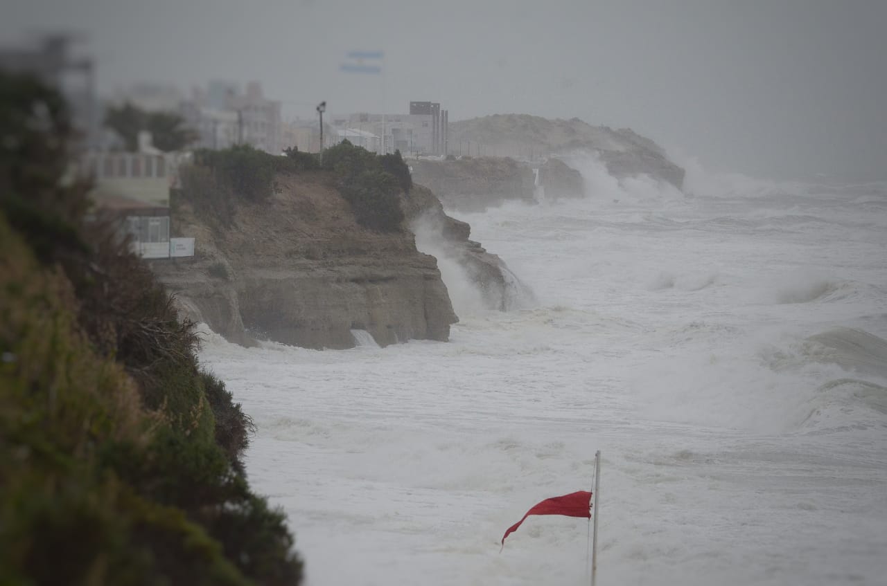 La furia marítima sorprendió a los vecinos de la ciudad costera. Foto: Martín Brunella.-