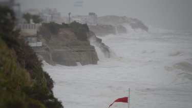 La furia marítima sorprendió a los vecinos de la ciudad costera. Foto: Martín Brunella.-