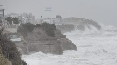 La furia marítima sorprendió a los vecinos de la ciudad costera. Foto: Martín Brunella.-