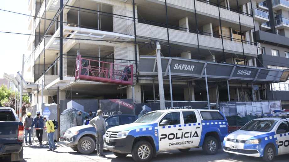 El obrero cayó en un edificio de Irigoyen y Sargento Cabral. Foto: Florencia Salto.