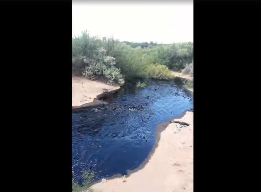 El derrame se encuentra entre las estaciones de bombeo de Medanito y Crucero Catriel, el Río Negro. (Foto: Captura de video)