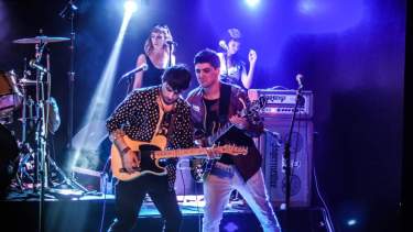 Con un amplio despliegue orquestal, Los Comodines se presentan el viernes a la medianoche. Foto gentileza