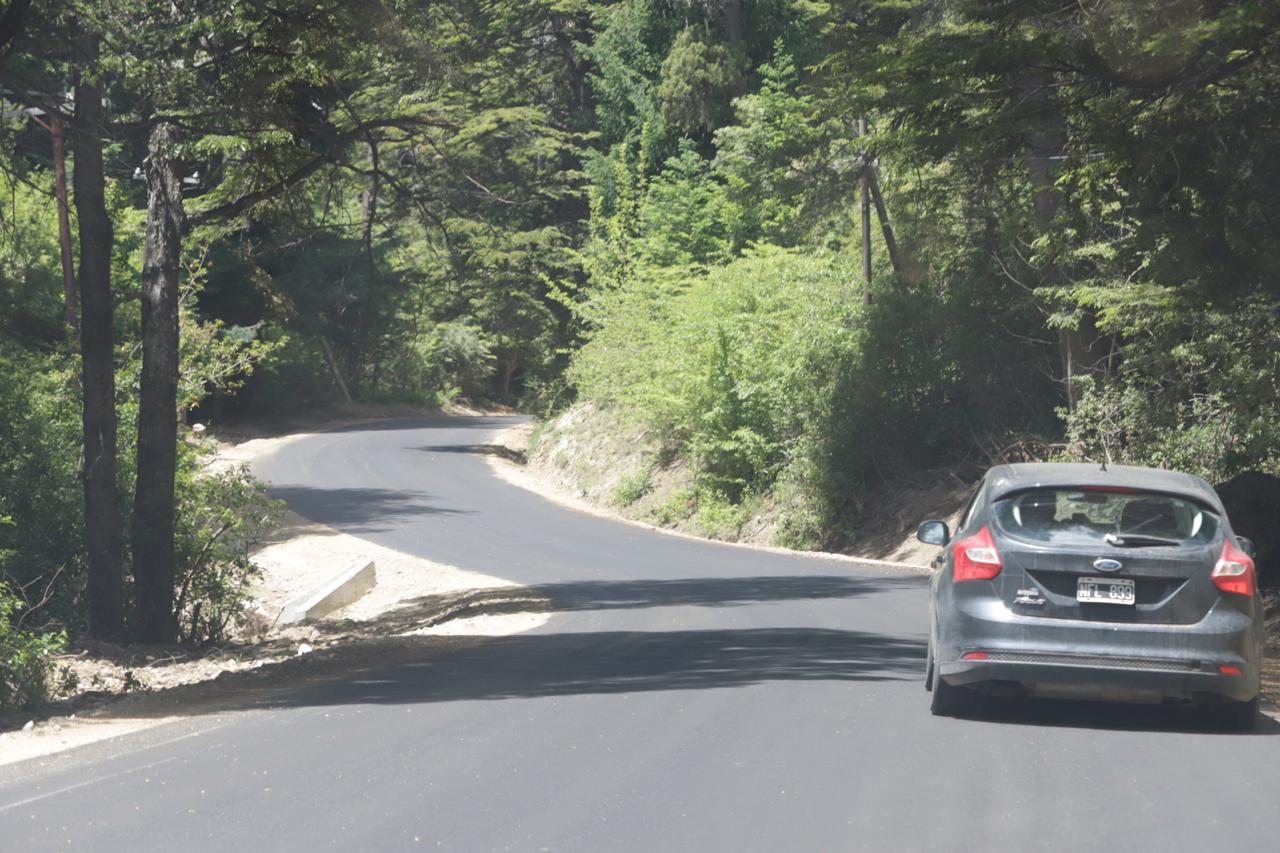 La última obra de asfalto de Bariloche fue el camino de acceso a Colonia Suiza, financiada por Nación. Ahora hay un plan municipal por contribución de mejoras. Archivo