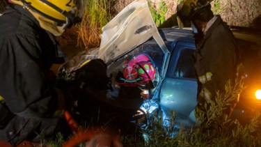 Personal de Bomberos Voluntarios rescató al conductor. 
