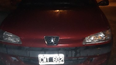 El Peugeot 306 estaba estacionado en calle Maipú, entre Villegas y San Martín. (Foto gentileza)
