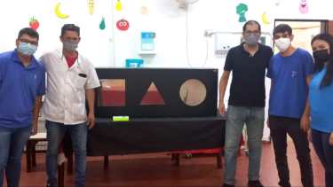 Los estudiantes, el docente a cargo del proyecto y el directivo de la Escuela Especial 2. Foto gentileza. 