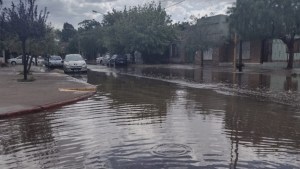 Cayó granizo en Centenario y hay zonas anegadas