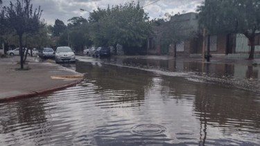 Calles anegadas en el centro de la ciudad.  Foto: Centenario Digital