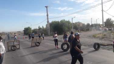 Vecinos del barrio de Neuquén afirmaron que recibieron muchas promesas  para darles una solución, pero la situación sigue igual. Foto: Gentileza