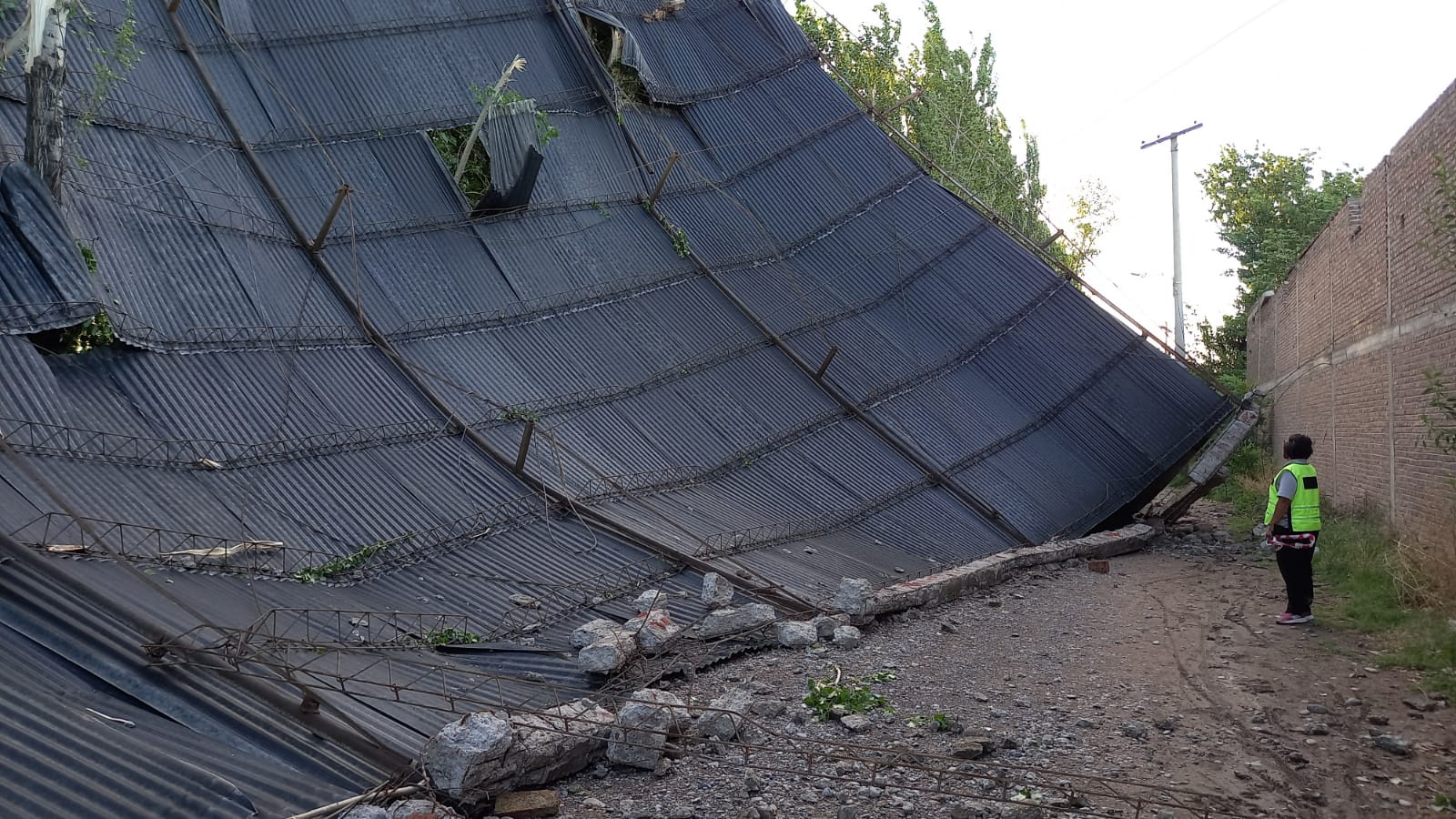 La tormenta generó que se levantaran techos de galpones en la localidad. Foto: Gentileza Municipalidad de Fernández Oro.