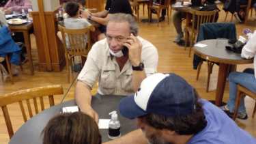 Sergio Berni, el ministro bonaerense se encontraba hoy en una chocolatería del centro de Bariloche. 