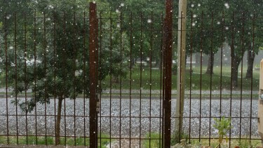 Primero cayó granizo sin agua y, luego, se sumó la lluvia. (Emiliano Ortiz).-