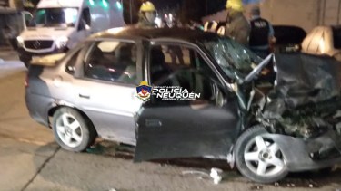 Dos personas heridas tras chocar una camioneta estacionada en la zona oeste de Neuquén