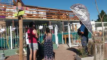 Empleados de restaurante de Centenario denunciaron que los dueños dejaron el lugar sin pagarles el sueldo