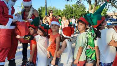 Papá Noel llegó con su bolsa para repartir golosinas en el Paseo del Canal Grande. Foto gentileza.