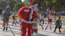 Imagen de Papá Noel llegó en rollers y repartió golosinas en el Canal Grande, en Roca