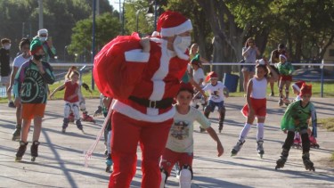 Papá Noel llegó en rollers y repartió golosinas en el Canal Grande, en Roca