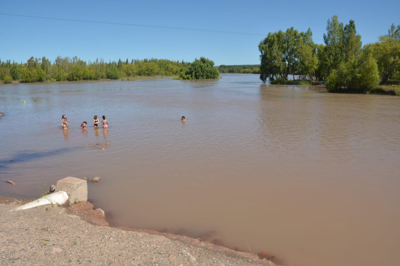 Al igual que en diciembre, el agua del río Limay se volvió turbia.  Foto archivo: Yamil Regules