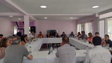 El debate en Sierra Colorada se extendió por más de cuatro horas.