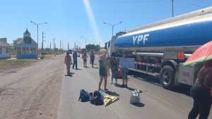 Estatales levantaron el bloqueo en el acceso a la refinería de Plaza Huincul