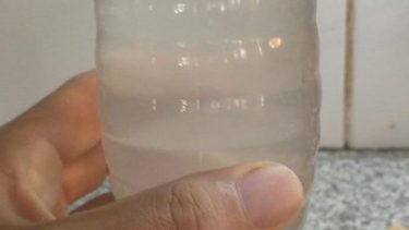 Así está saliendo el agua hoy, viernes, en Valentina Sur. (Gentileza).-