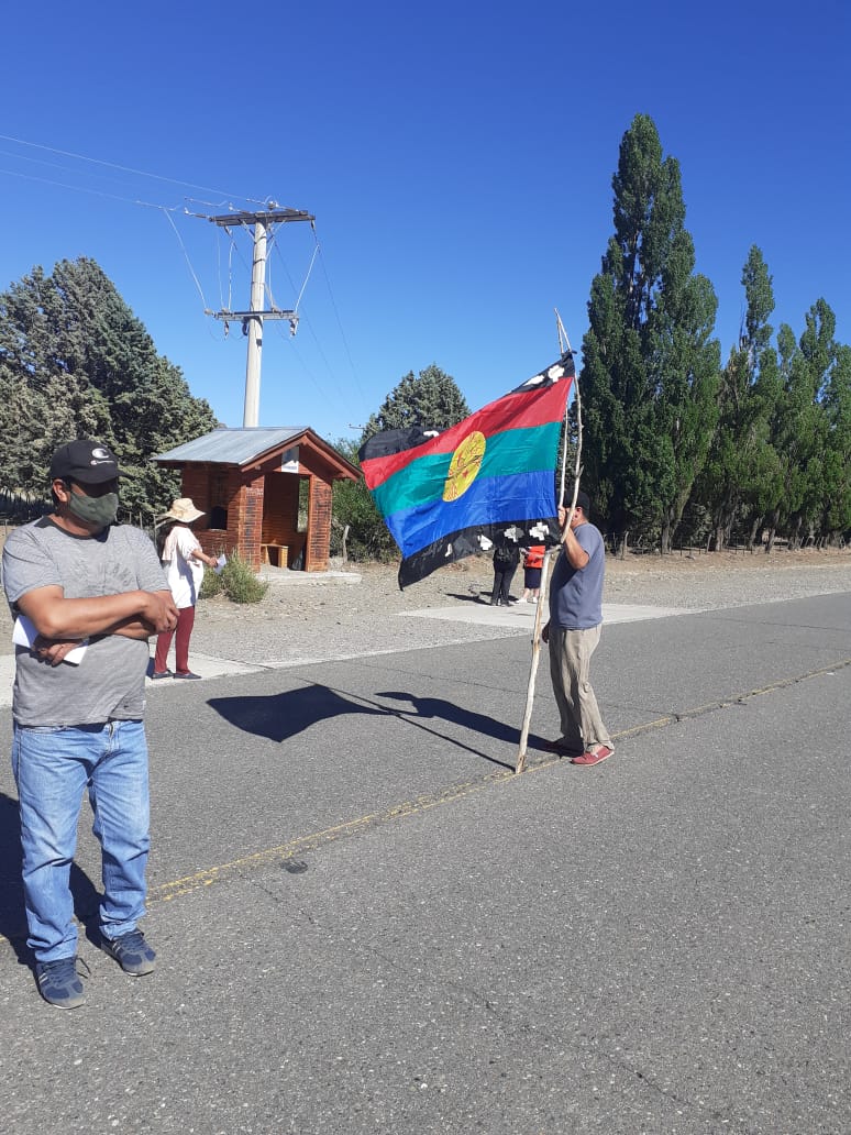 La comunidad Mellao Morales está cortando la ruta 22 a la altura del paraje Huarenchenque. Foto: Norberto Guerrero.