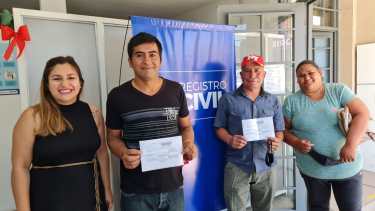 Rodrigo, Fabián y María tendrán sus DNI con todos sus datos. (Gentileza)
