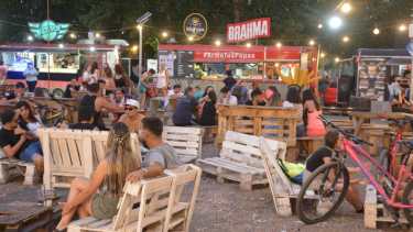 Los sectores gastronómicos en la costa del Limay y en la Plaza de las Banderas serán monitoreados por la municipalidad a partir de las 2 (foto Yamil Regules)