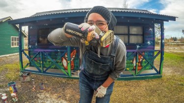 Yo estudié cine y me hice en la calle por eso me considero una artista urbana”, dice Pabla Arias, conocida como Miss Ojos.