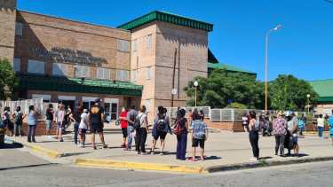 La fila para vacunarse tiene casi dos cuadras (Foto: Andrea Vazquez)