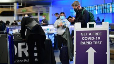 La OMS asegura que la variante ómicron se extiende más rápido que ninguna