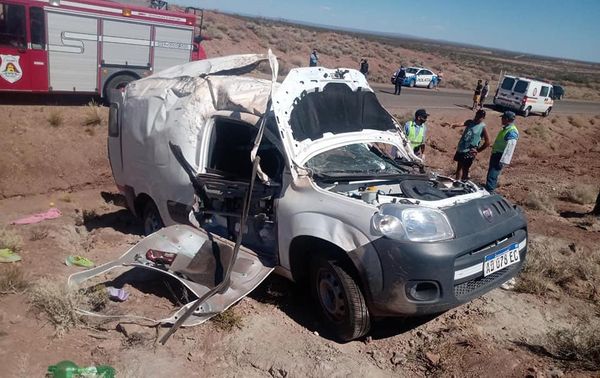 El vehículo quedó al costado de la ruta y se debió romperlo para rescatar los heridos (Gentileza Fuego 24)