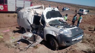 El vehículo quedó al costado de la ruta y se debió romperlo para rescatar los heridos (Gentileza Fuego 24)