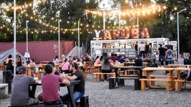 La zona gastronómica en la Isla 132 se pobló de visitantes hasta ayer (foto Florencia Salto)