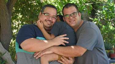 Dos papás  de Neuquén derribaron todas las barreras para llegar hasta su hijo