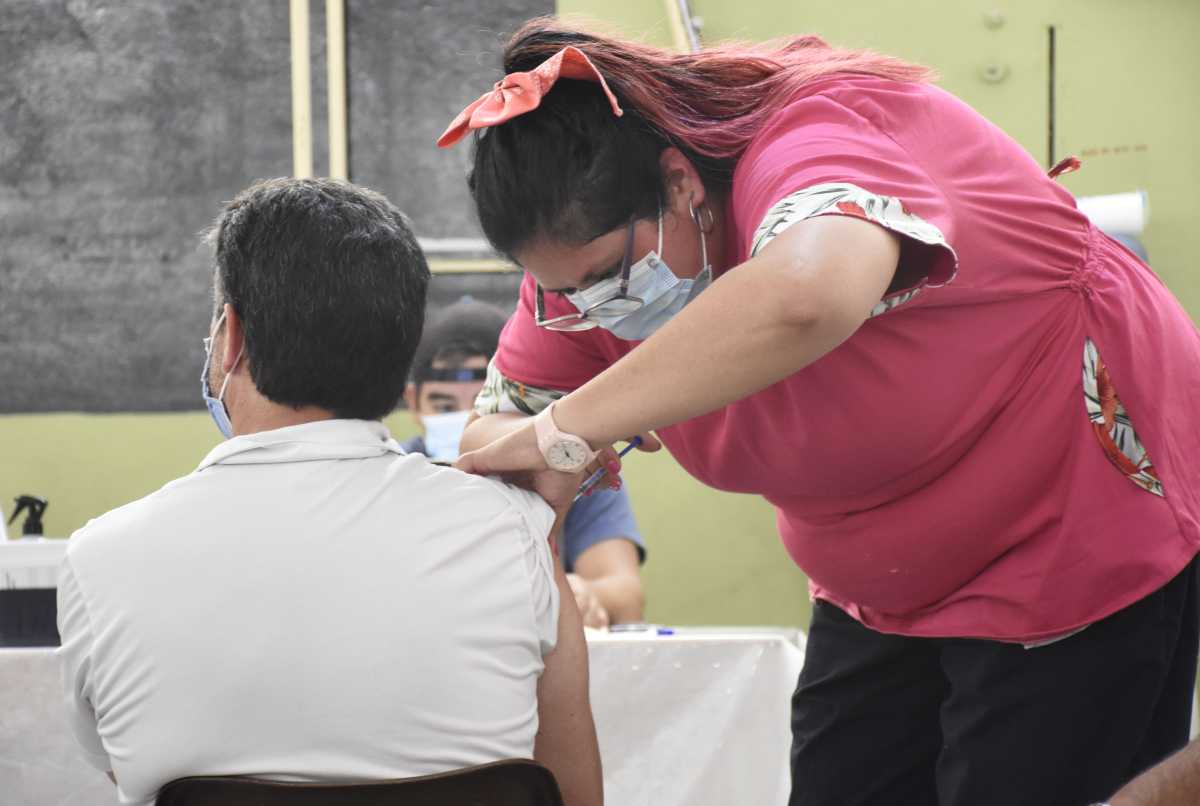 El gobierno ya proyecta la aplicación de una cuarta dosis contra el coronavirus. Foto: Florencia Salto.