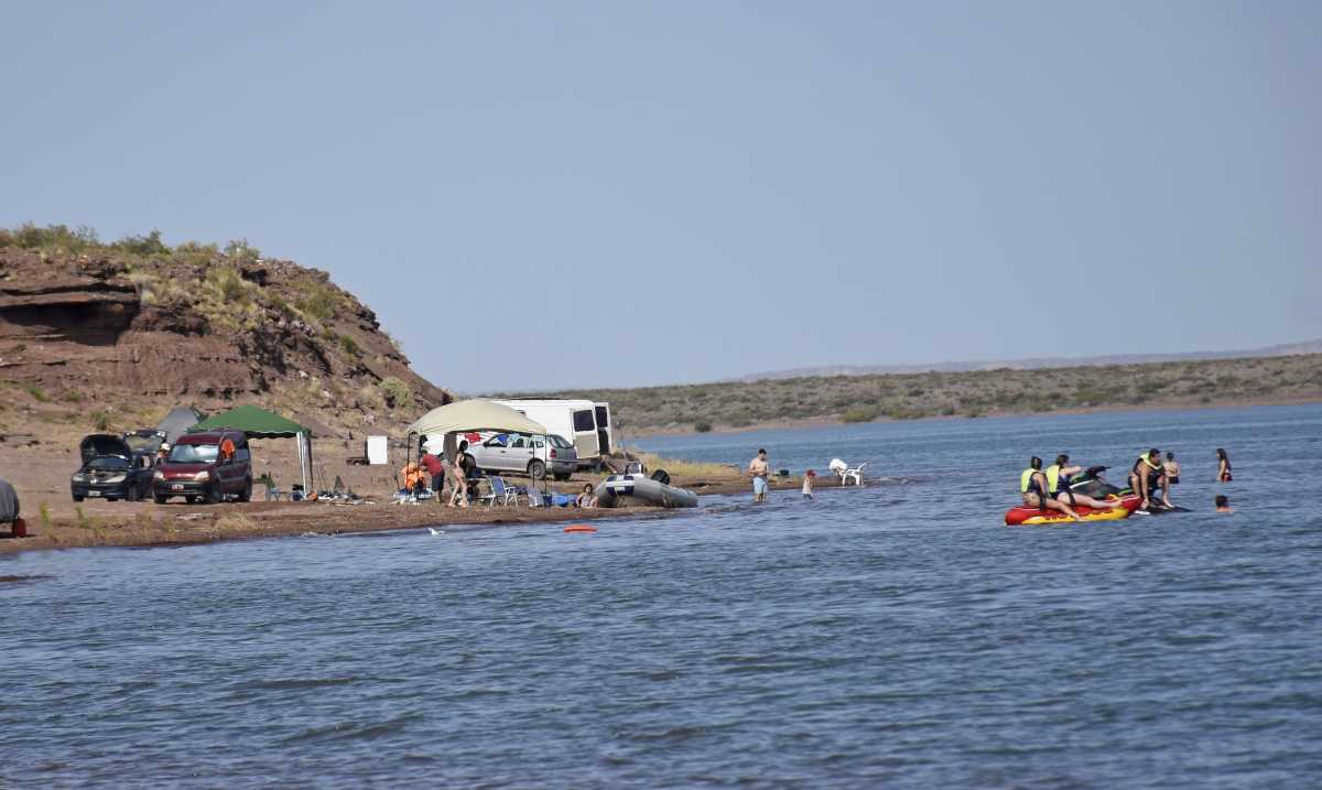 Las playas de El Chocón conquistan al turismo de fin de semana. (Foto:archivo Florencia Salto)