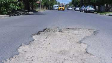 Cicatrices: se levantaron las placas de cemento y luego se colocaron sin sellar. (Florencia Salto) 