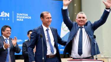 Abel Di Luca, manos arriba, cuando asumió en el gabinete en 2021. (Archivo)