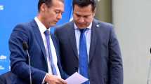 Imagen de Gutiérrez y sus ministros preparan los números para sentarse a negociar salarios en Neuquén