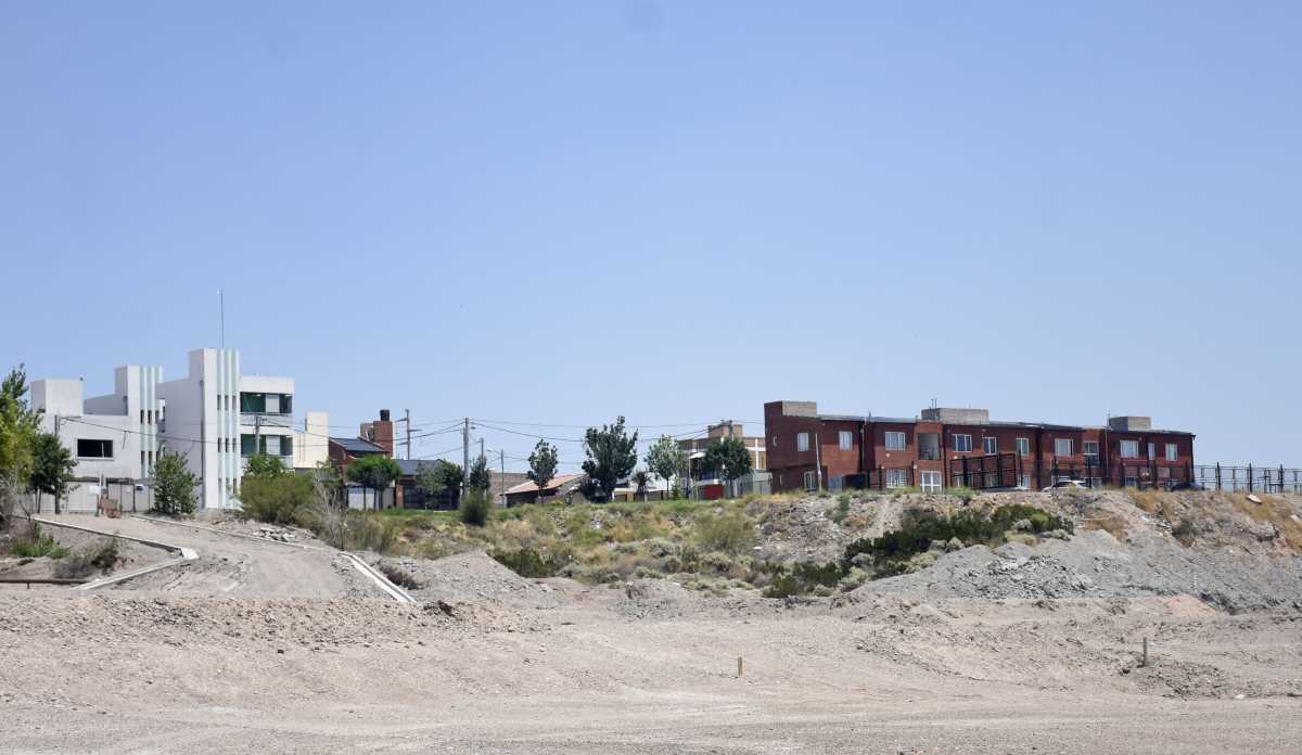 En el barrio Terrazas de Neuquén se identificaron 28 frentistas que avanzaron con su construcción sobre terrenos fiscales aledaños. Foto Florencia Salto.